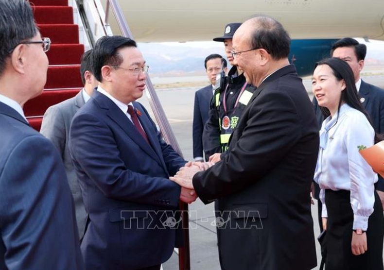 Dirgentes de la provincia de Yunnan da la bienvenida al máximo legislador vietnamita en el aeropuerto internacional de Kunming Changshui. (Foto: VNA) Dirgentes de la provincia de Yunnan da la bienvenida al máximo legislador vietnamita en el aeropuerto internacional de Kunming Changshui. (Foto: VNA)