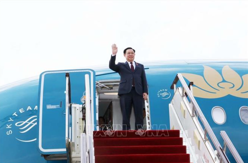 El presidente de la Asamblea Nacional, Vuong Dinh Hue, llega al aeropuerto internacional de Kunming Changshui. (Foto: VNA) El presidente de la Asamblea Nacional, Vuong Dinh Hue, llega al aeropuerto internacional de Kunming Changshui. (Foto: VNA)