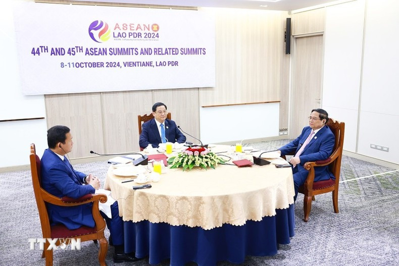 Los premieres de Vietnam, Laos y Camboya sostienen el 9 de octubre un desayuno de trabajo. Los premieres de Vietnam, Laos y Camboya sostienen el 9 de octubre un desayuno de trabajo.