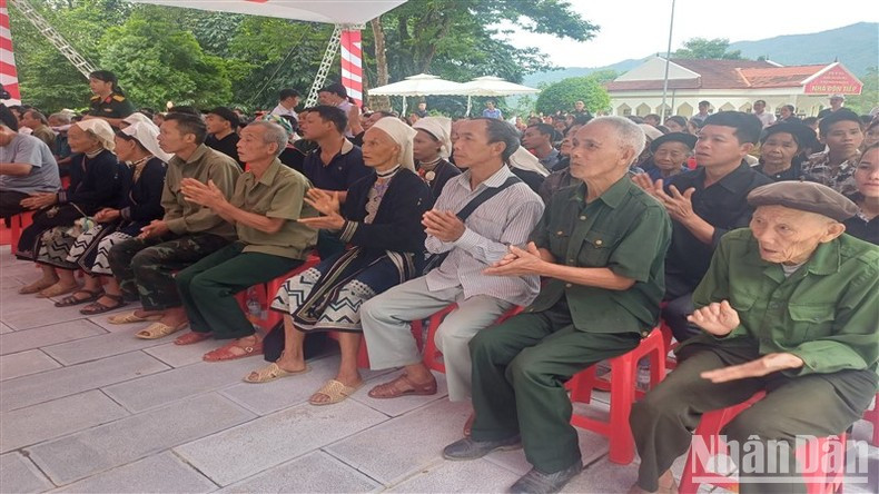 Pobladores de las etnias en el distrito de Nguyen Binh asisten al evento. Pobladores de las etnias en el distrito de Nguyen Binh asisten al evento.