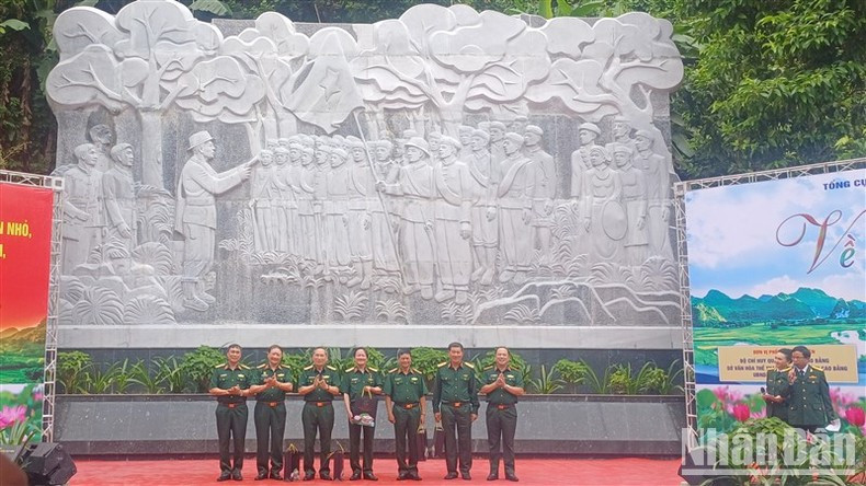 El comité organizador entrega obsequios a oficiales, héroes de las fuerzas armadas y veteranos. El comité organizador entrega obsequios a oficiales, héroes de las fuerzas armadas y veteranos.