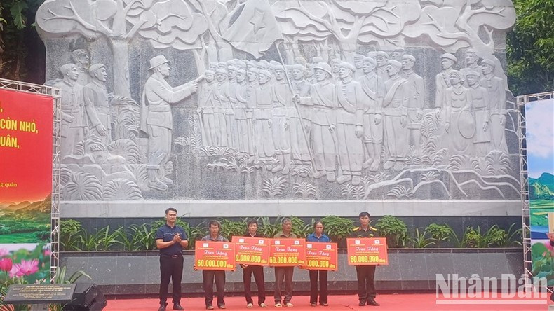 El comité organizador otorga ayuda financiera a familias con méritos revolucionarios y veteranos con situación económica desfavorable. El comité organizador otorga ayuda financiera a familias con méritos revolucionarios y veteranos con situación económica desfavorable.