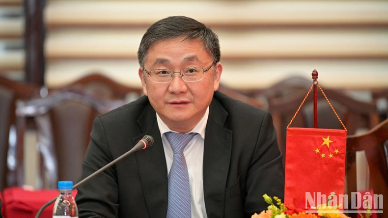 El editor en jefe adjunto de la Agencia de Noticias Xinhua de China Ren Weidong. El editor en jefe adjunto de la Agencia de Noticias Xinhua de China Ren Weidong.