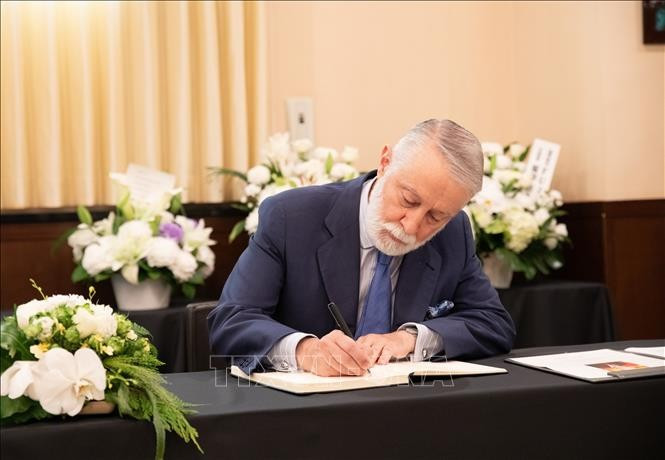 El embajador de España en Japón. El embajador de España en Japón.