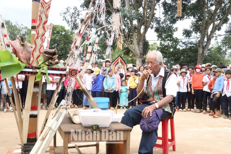Después de la ceremonia de adoración, el patriarca de la aldea es la primera persona en beber ruou can, que es una ofrenda al cielo y a la tierra, a los dioses y los antepasados.