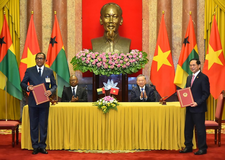 El secretario general del Partido Comunista y presidente de Vietnam, To Lam, y el presidente de Guinea-Bissau, Umaro Sissoco Embaló, presencian la firma de varios documentos de cooperación entre ambos países. El secretario general del Partido Comunista y presidente de Vietnam, To Lam, y el presidente de Guinea-Bissau, Umaro Sissoco Embaló, presencian la firma de varios documentos de cooperación entre ambos países.