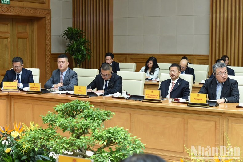 Empresas chinas en el campo del desarrollo económico verde y digital asisten al debate.