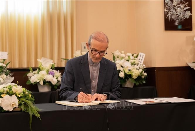 Representante de la Embajada de Irán en Japón. Representante de la Embajada de Irán en Japón.