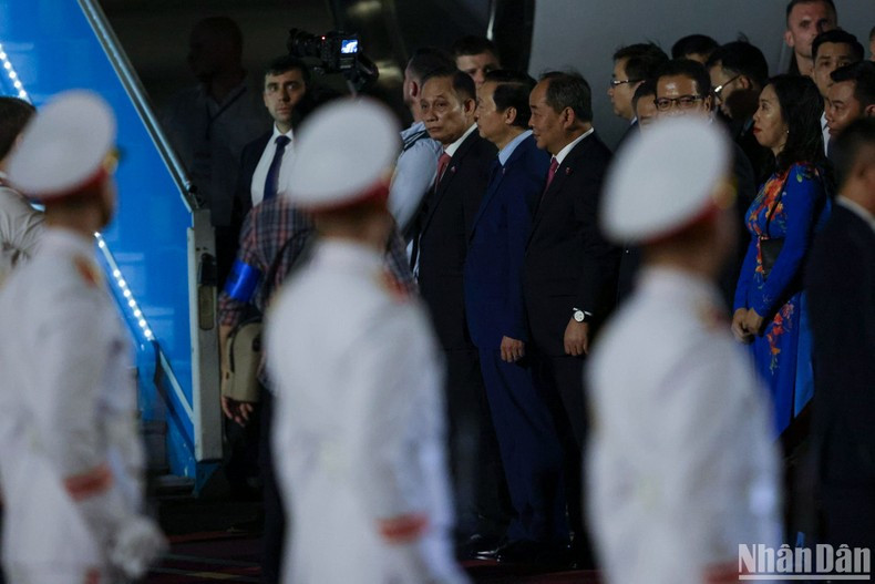 El jefe de la Comisión de Relaciones Exteriores del Comité Central del Partido Comunista de Vietnam, Le Hoai Trung. y el viceprimer ministro Tran Hong Ha reciben al presidente Vladimir Purin en el aeropuerto internacional de Noi Bai. El jefe de la Comisión de Relaciones Exteriores del Comité Central del Partido Comunista de Vietnam, Le Hoai Trung. y el viceprimer ministro Tran Hong Ha reciben al presidente Vladimir Purin en el aeropuerto internacional de Noi Bai.