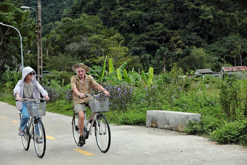 Los visitantes también pueden optar por alquilar bicicletas para recorrer el antiguo pueblo de Viet Hai. (Fuente: VNA) Los visitantes también pueden optar por alquilar bicicletas para recorrer el antiguo pueblo de Viet Hai. (Fuente: VNA)