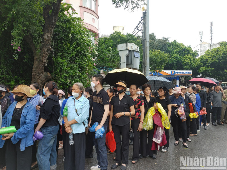 Una multitud hace cola para presentar sus respetos al Secretario General Nguyen Phu Trong.