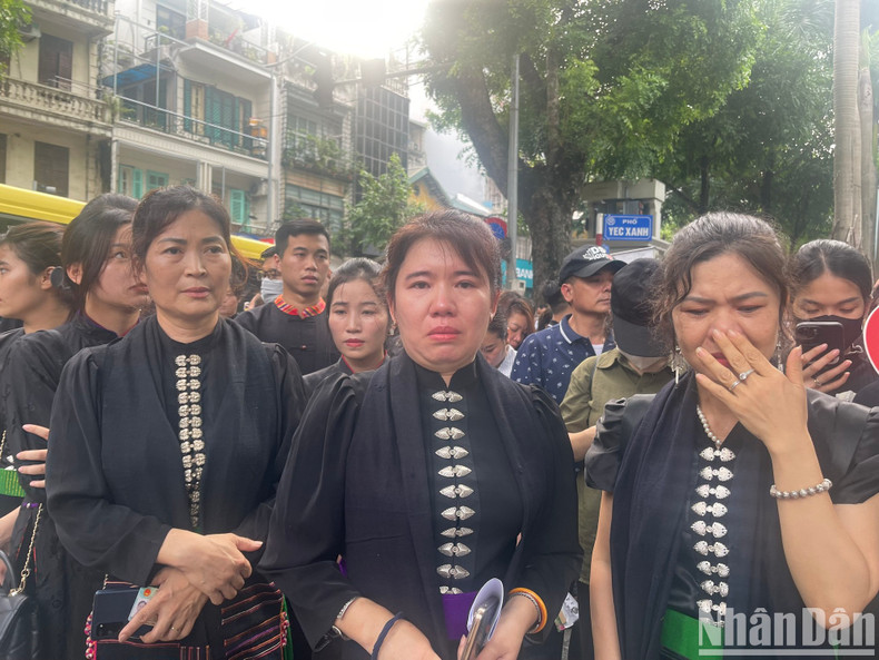 Ciudadanos expresan su tristeza por el fallecimiento del secretario general Nguyen Phu Trong.