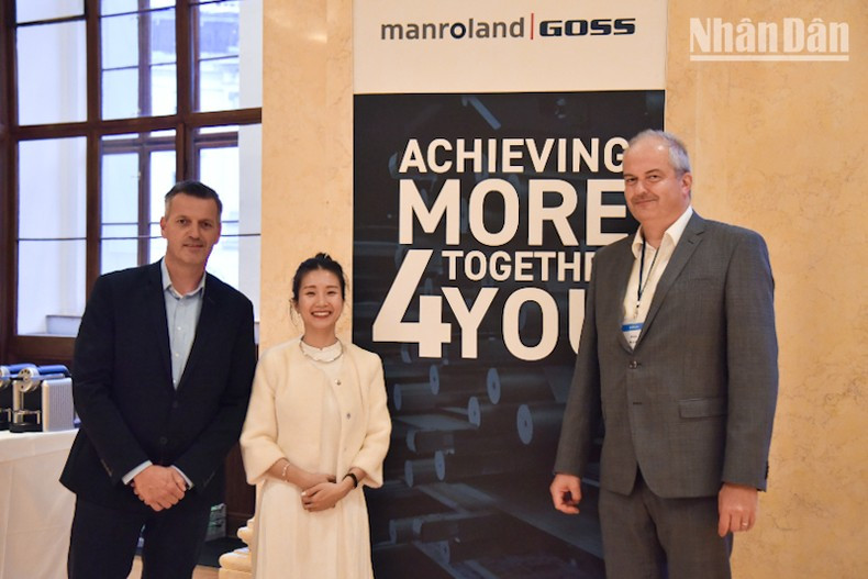 El proveedor de soluciones de impresión Manroland Goss felicita a la representante del periódico Nhan Dan. El proveedor de soluciones de impresión Manroland Goss felicita a la representante del periódico Nhan Dan.