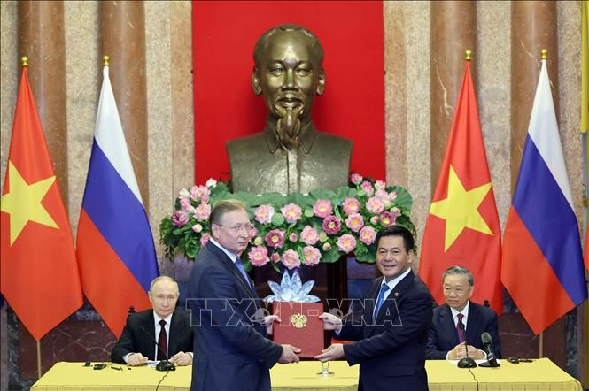 El presidente de Vietnam, To Lam, y su homólogo ruso, Vladimir Putin, presencia la firma de docuementos de cooperación entre los dos países. (Fuente: VNA) El presidente de Vietnam, To Lam, y su homólogo ruso, Vladimir Putin, presencia la firma de docuementos de cooperación entre los dos países. (Fuente: VNA)