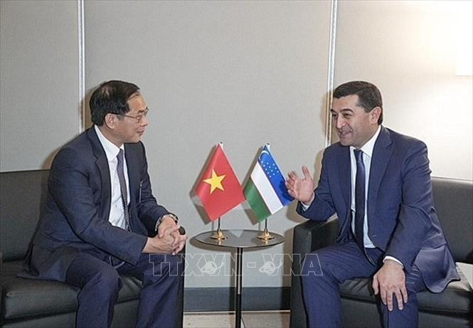 Bui Thanh Son y el ministro de Relaciones Exteriores de Uzbekistán, Bakhtiyor Saidov. Bui Thanh Son y el ministro de Relaciones Exteriores de Uzbekistán, Bakhtiyor Saidov.