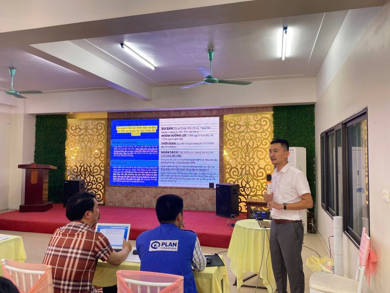 El coordinador del proyecto comparte información sobre las actividades de apoyo (Foto: Plan International Vietnam).
