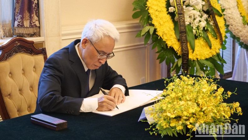 El embajador vietnamita en Pekín, Pham Sao Mai, firma el libro de condolencias: "¡Profundo luto por el querido secretario general, un líder destacado que dedicó toda su vida a la causa revolucionaria del Partido y nación, y vivió por el país y por el pueblo". El embajador vietnamita en Pekín, Pham Sao Mai, firma el libro de condolencias: "¡Profundo luto por el querido secretario general, un líder destacado que dedicó toda su vida a la causa revolucionaria del Partido y nación, y vivió por el país y por el pueblo".