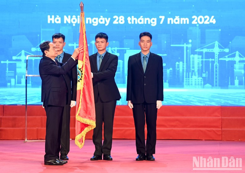 El máximo dirigente legislador Tran Thanh Man coloca el Orden de Trabajo de Primera Clase en la bandera tradicional de la Confederación de Trabajo de Vietnam. El máximo dirigente legislador Tran Thanh Man coloca el Orden de Trabajo de Primera Clase en la bandera tradicional de la Confederación de Trabajo de Vietnam.
