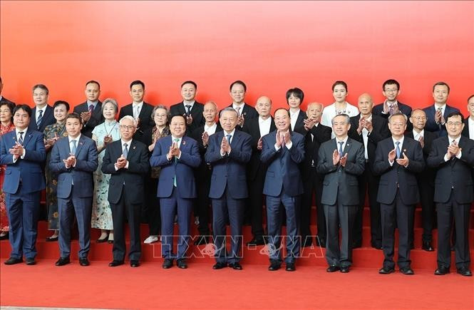 El máximo dirigente vietnamita To Lam (en el centro de la primera fila) y personalidades chinas que han contribuido a amistad entre ambos países. El máximo dirigente vietnamita To Lam (en el centro de la primera fila) y personalidades chinas que han contribuido a amistad entre ambos países.