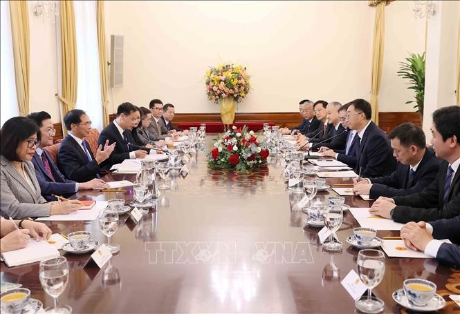 El vicepremier y canciller de Vietnam, Bui Thanh Son, se reúne con Liu Ning, miembro del Comité Central del Partido Comunista de China (PCCh) y secretario del Comité del PCCh de la Región Autónoma Zhuang de Guangxi de China. (Fuente: VNA) El vicepremier y canciller de Vietnam, Bui Thanh Son, se reúne con Liu Ning, miembro del Comité Central del Partido Comunista de China (PCCh) y secretario del Comité del PCCh de la Región Autónoma Zhuang de Guangxi de China. (Fuente: VNA)