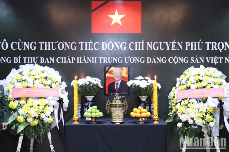 La embajada vietnamita en Laos celebra una honras fúnebres por el difunto máximo dirigente del partido.