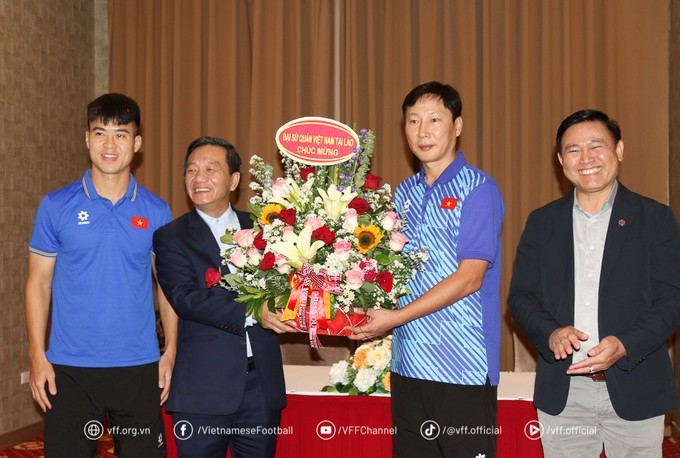 El embajador Nguyen Minh Tam entrega flores a futbolistas vietnamitas. El embajador Nguyen Minh Tam entrega flores a futbolistas vietnamitas.