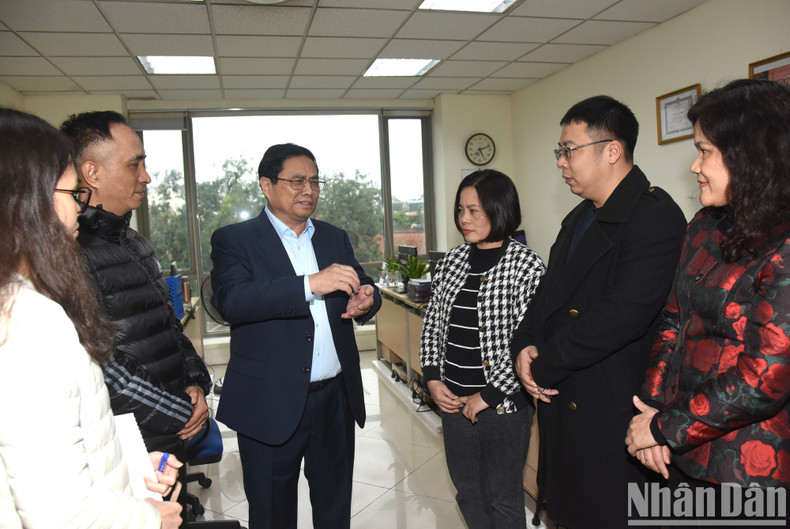 El premier visita la Agencia Vietnamita de Noticias.