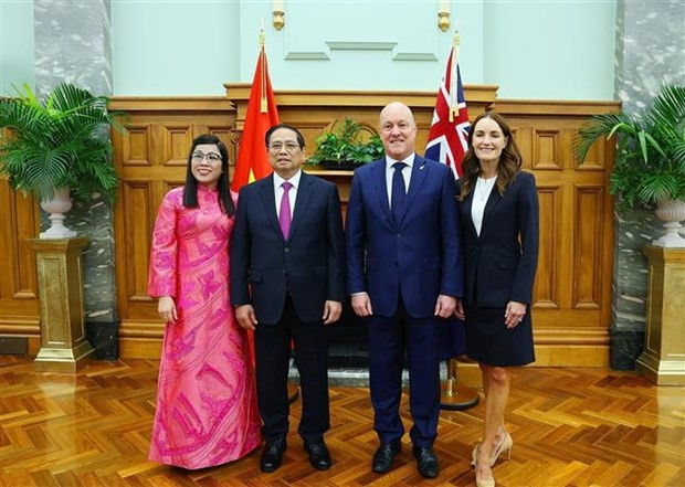 El primer ministro Pham Minh Chinh y su esposa toman foto junto con el primer ministro neozelandés, Christopher Luxon, y su cónyuge. (Foto: VNA)