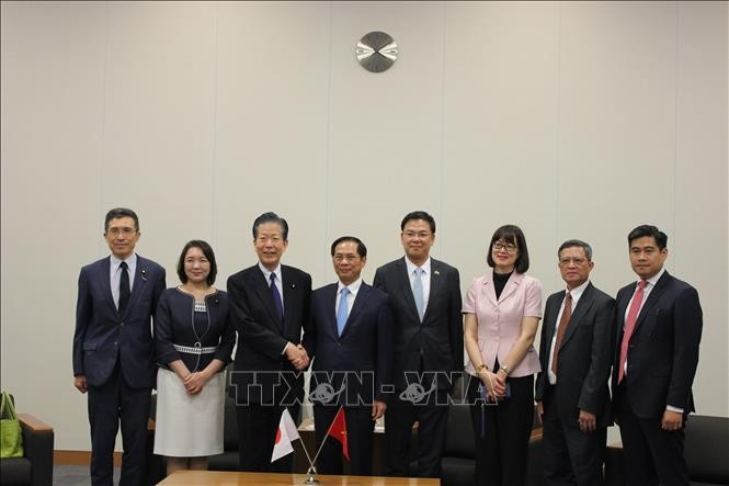 El canciller vietnamita y la junta directiva del Partido japonés Komeito (Fuente: VNA) El canciller vietnamita y la junta directiva del Partido japonés Komeito (Fuente: VNA)