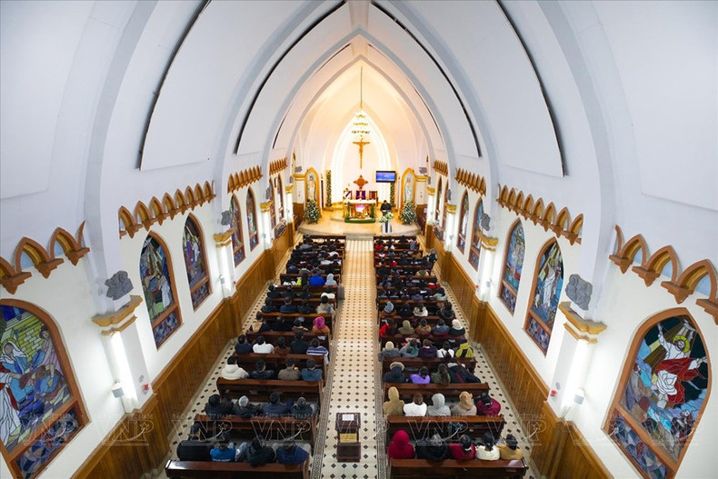 Una ceremonia solemne celebrada en el patio de la iglesia de piedra de Sa Pa. (Foto: Revista Ilustrada de Vietnam)