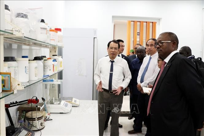 El presidente de Guinea-Bissau, Umaro Sissoco Embaló, visita el laboratorio del Instituto de Estudios de Cultivos de Campo. (Foto: VNA) El presidente de Guinea-Bissau, Umaro Sissoco Embaló, visita el laboratorio del Instituto de Estudios de Cultivos de Campo. (Foto: VNA)