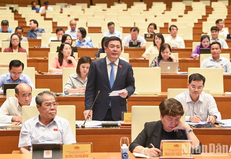 El ministro de Industria y Comercio, Nguyen Hong Dien, responde a las preguntas. El ministro de Industria y Comercio, Nguyen Hong Dien, responde a las preguntas.