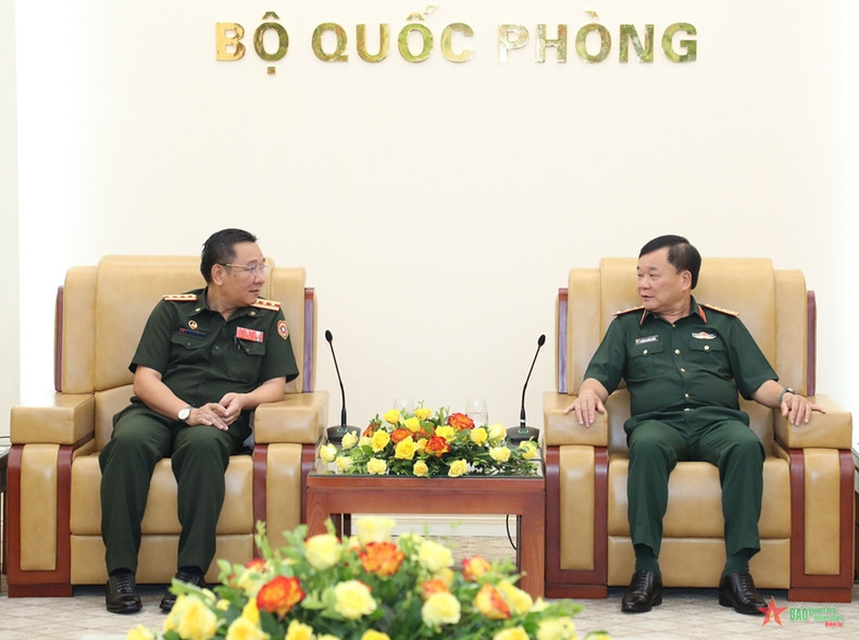 El viceministro de Defensa de Vietnam Hoang Xuan Chien (D) y el agregado militar laosiano.