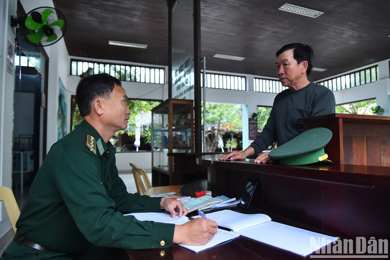 A fin de garantizar la seguridad absoluta de los turistas, la Estación de Control Fronterizo de Cu Lao Cham coordina con las fuerzas funcionales del puerto para controlar rigurosamente las embarcaciones que entran y salen del muelle. A fin de garantizar la seguridad absoluta de los turistas, la Estación de Control Fronterizo de Cu Lao Cham coordina con las fuerzas funcionales del puerto para controlar rigurosamente las embarcaciones que entran y salen del muelle.