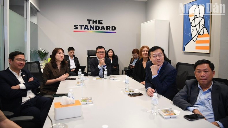 La delegación de la APV visita el editorial de The Standard.