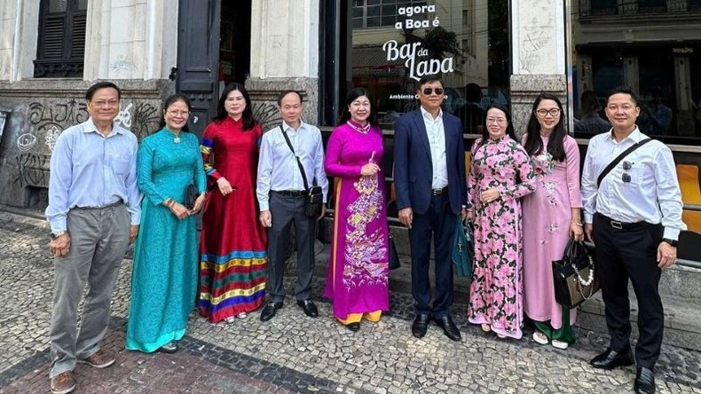 La delegación de Hanoi visita el barrio de Lapa, en la ciudad brasileña de Río de Janeiro, donde trabajó el presidente Ho Chi Minh.