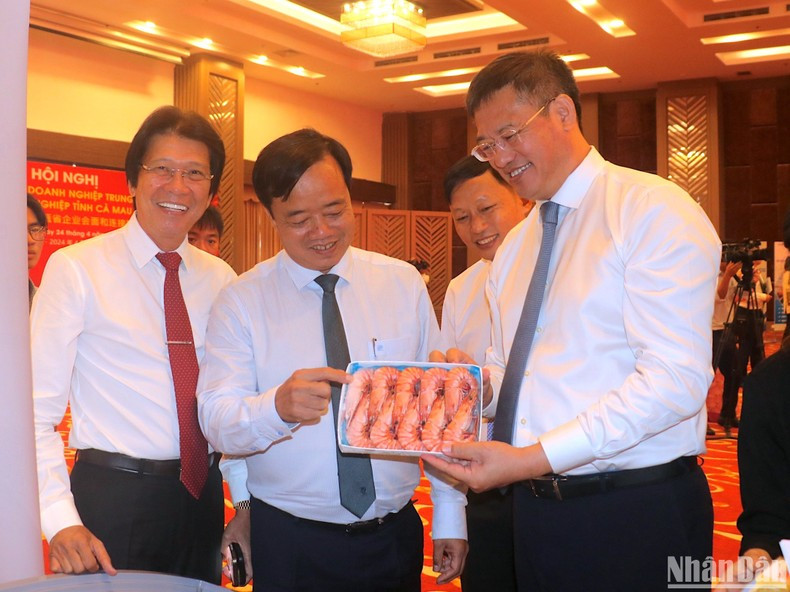 Representantes del Consulado General de China en Ciudad Ho Chi Minh asisten al evento. Representantes del Consulado General de China en Ciudad Ho Chi Minh asisten al evento.