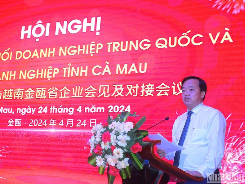 El presidente del Comité Popular de Ca Mau, Huynh Quoc Viet, presenta a socios chinos las potencialidades y ventajas de Ca Mau. El presidente del Comité Popular de Ca Mau, Huynh Quoc Viet, presenta a socios chinos las potencialidades y ventajas de Ca Mau.