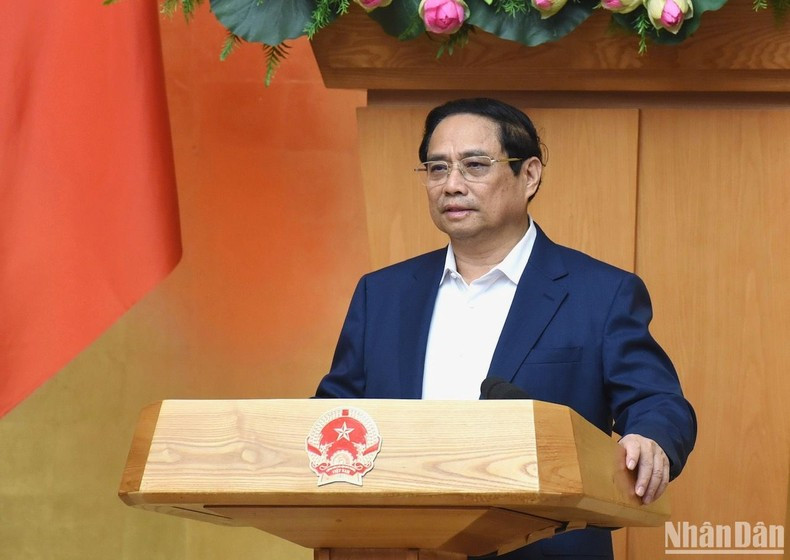 Minh Chinh destacó que la creación de leyes y el perfeccionamiento de las instituciones es uno de los tres avances estratégicos y una tarea clave identificada por el Gobierno. Minh Chinh destacó que la creación de leyes y el perfeccionamiento de las instituciones es uno de los tres avances estratégicos y una tarea clave identificada por el Gobierno.