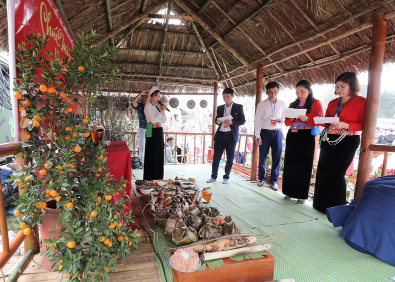 El jurado califica las bandejas de comidas tradicionales de los Muong en el festival. (Foto: VNA) El jurado califica las bandejas de comidas tradicionales de los Muong en el festival. (Foto: VNA)