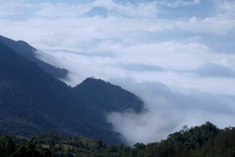 El mar de nubes flota entre las montañas superpuestas, hasta donde alcanza la vista.(Fuente: VNA)
