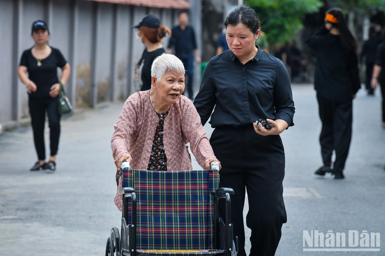 Una madre heroica de 90 años de edad viene al funeral del secretario general Nguyen Phu Trong.