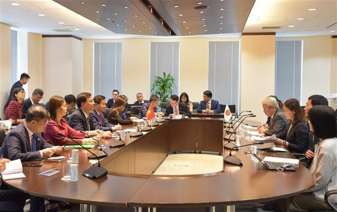 Panorama de la cita entre el viceprimer ministro de Vietnam, Le Minh Khai, y el presidente de la Agencia de Cooperación Internacional de Japón (JICA), Tanaka Akihiko. (Fuente: VNA)