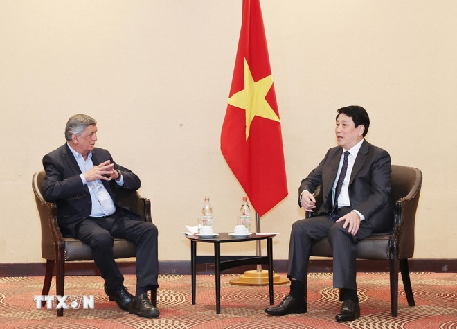 En las conversaciones entre el presidente vietnamita y el dirigente del Partido Comunista de Chile. En las conversaciones entre el presidente vietnamita y el dirigente del Partido Comunista de Chile.