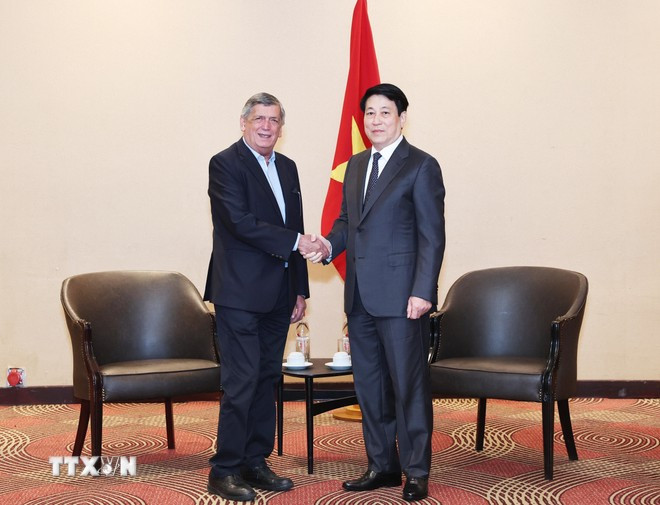 En Santiago de Chile, el jefe del Estado vietnamita, Luong Cuong, en el encuentro con el presidente del Partido Comunista de Chile, Lautaro Carmona Soto. En Santiago de Chile, el jefe del Estado vietnamita, Luong Cuong, en el encuentro con el presidente del Partido Comunista de Chile, Lautaro Carmona Soto.
