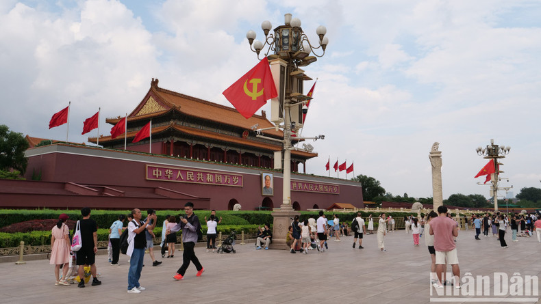 Frente al Palacio Imperial y la Ciudad Prohibida ondean las banderas de los partidos comunistas de Vietnam y China. Frente al Palacio Imperial y la Ciudad Prohibida ondean las banderas de los partidos comunistas de Vietnam y China.