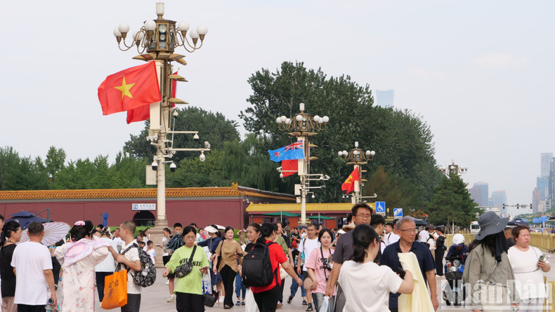Estandarte nacional de Vietnam en las calles de Pekín. Estandarte nacional de Vietnam en las calles de Pekín.
