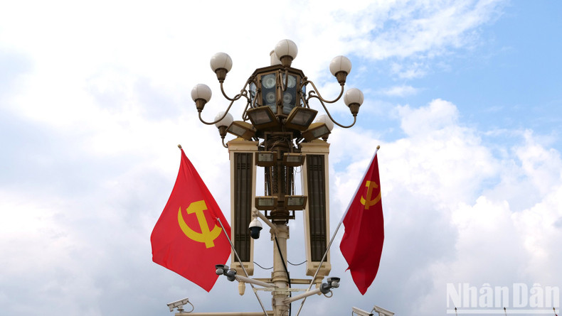 Las banderas de los dos partidos comunistas de Vietnam y China flamean en la avenida Changan. Las banderas de los dos partidos comunistas de Vietnam y China flamean en la avenida Changan.