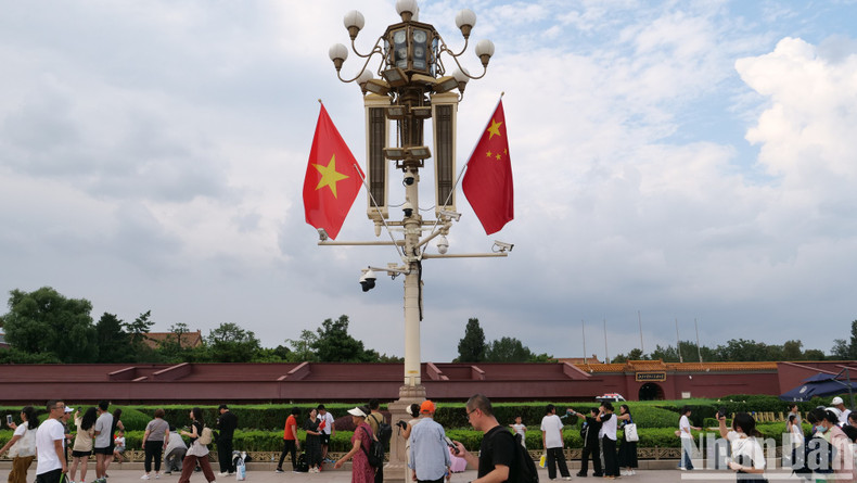 Capital china decorada para dar bienvenida al máximo dirigente de Vietnam ảnh 1 Capital china decorada para dar bienvenida al máximo dirigente de Vietnam ảnh 1