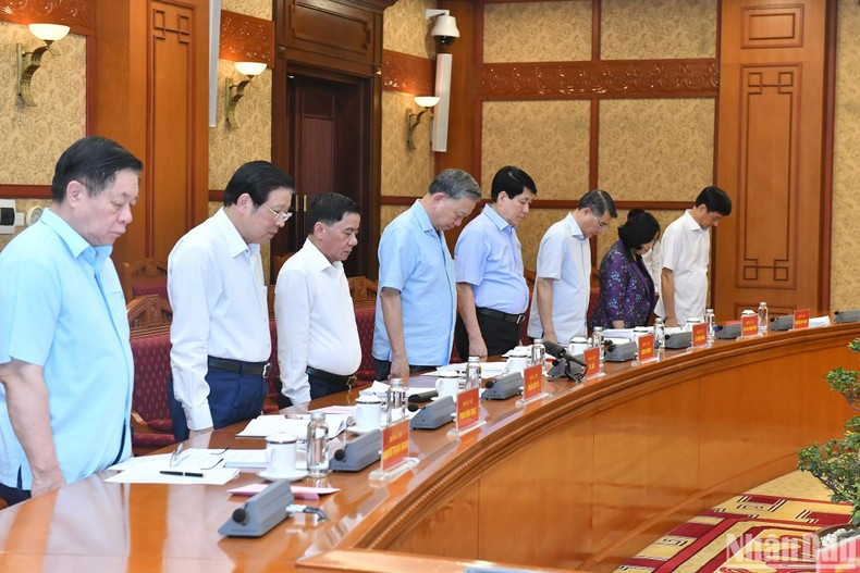 Los asistentes guardan un minuto de silencio en memoria del difunto secretario general del PCV, Nguyen Phu Trong. Los asistentes guardan un minuto de silencio en memoria del difunto secretario general del PCV, Nguyen Phu Trong.